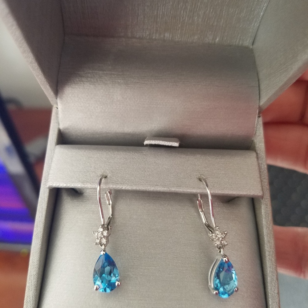 Pear-shaped topaz earrings